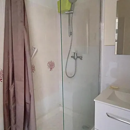 En Rdc Avec Jardin Privatif Et Piscine, A 50m De La - Saint-cyprien - Fr-1-732-6